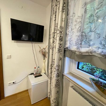 Airport Rooms Waldblick Koln Bagian luar foto