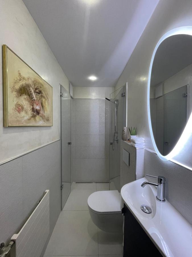 Airport Rooms Waldblick Koln Bagian luar foto
