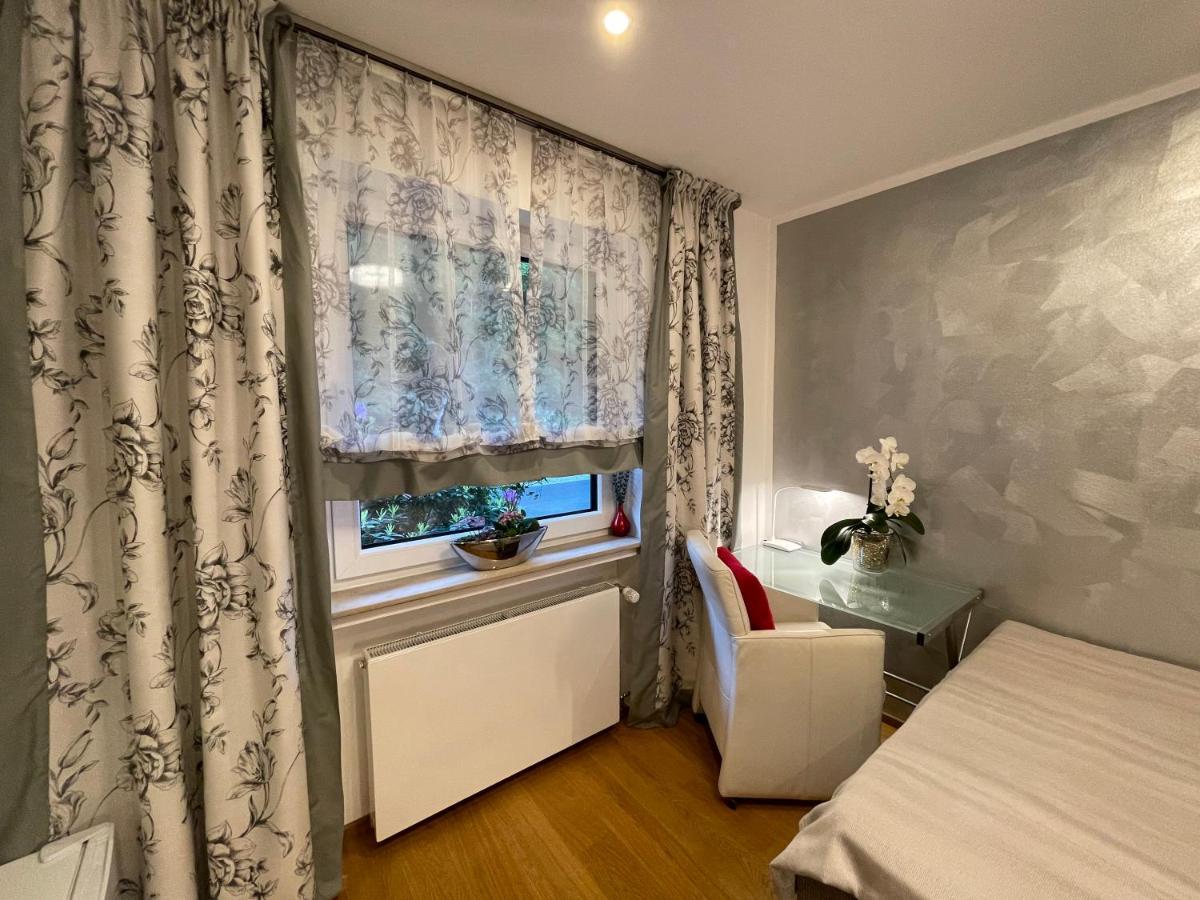 Airport Rooms Waldblick Koln Bagian luar foto